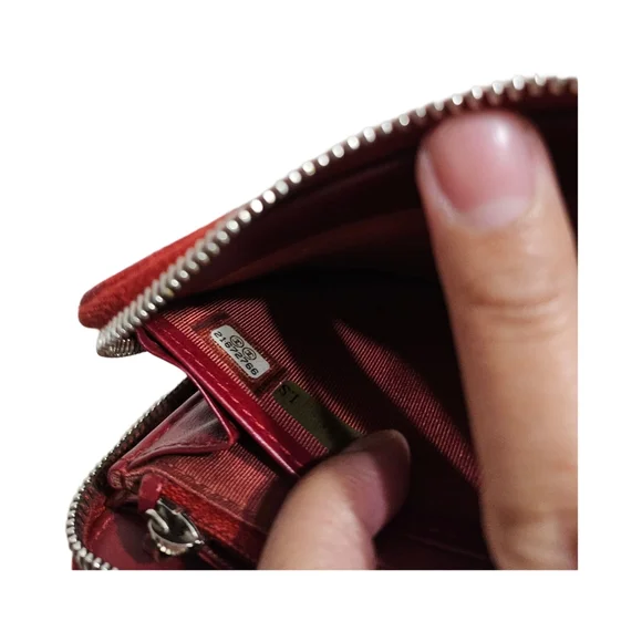 CHANEL Caviar Zippy Wallet - Picture 5 of 7